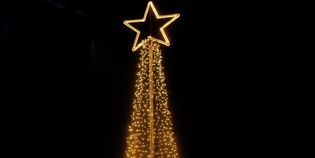 Πλήθος κόσμου στο άναμμα του χριστουγεννιάτικου δέντρου στο Βύρωνα