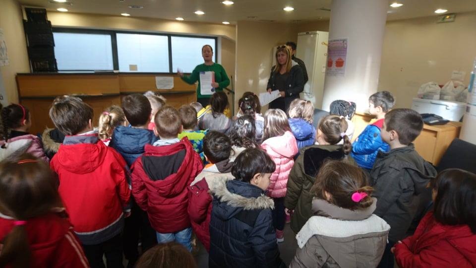 Μαθητές και εκπαιδευτικοί του 12ου νηπιαγωγείου πρόσφεραν τρόφιμα στο Κοινωνικό Παντοπωλείο & Συσσίτιο του Δήμου Βύρωνα