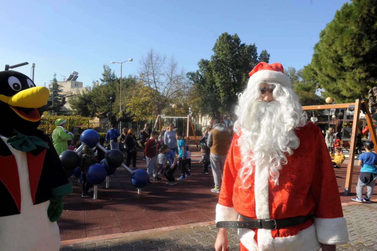 Ο ¶γιος Βασίλης γιόρτασε με τα παιδιά στην παιδική χαρά «Νέας Ελβετίας»