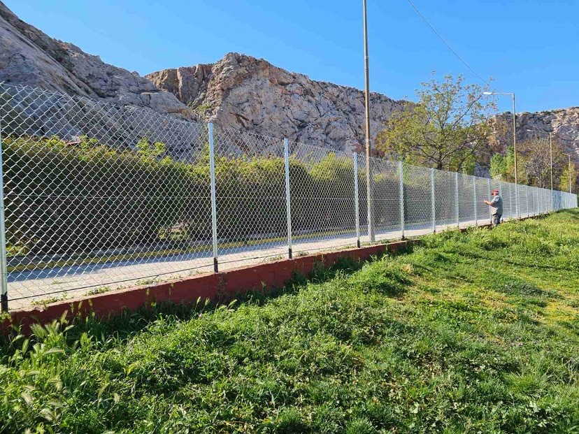 Αποκατάσταση κατεστραμμένης περίφραξης - Έργα συντήρησης και καλλωπισμού στους αθλητικούς χώρους και τα Θέατρα Βράχων