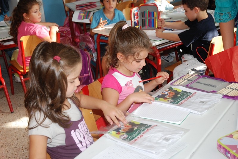 Δώρα και ευχές στα πρωτάκια της πόλης από το Δήμο Βύρωνα