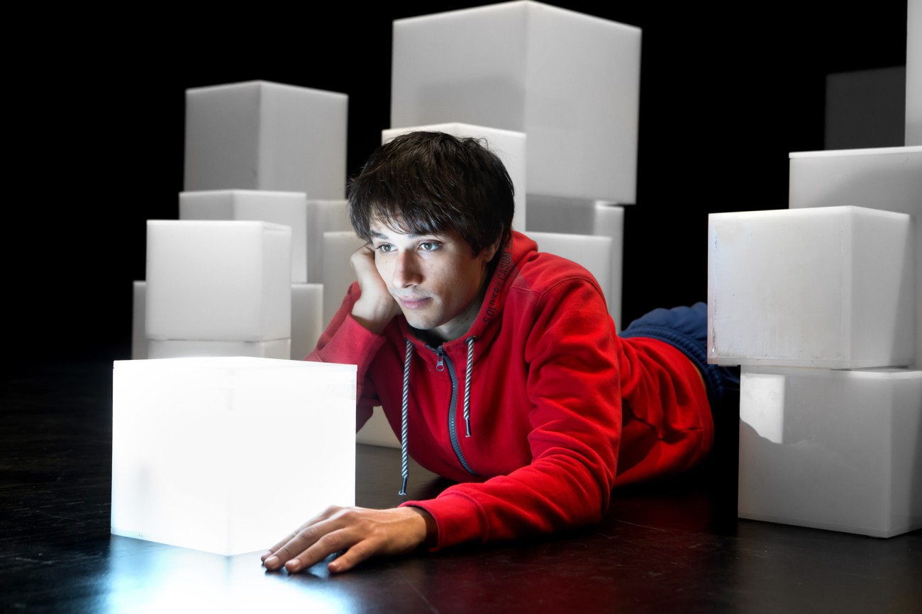 «Ποιος σκότωσε το σκύλο τα μεσάνυχτα» του Σάιμον Στήβενς Φεστιβάλ στη Σκιά των Βράχων 2020,    Τρίτη 28, Τετάρτη 29 Ιουλίου  