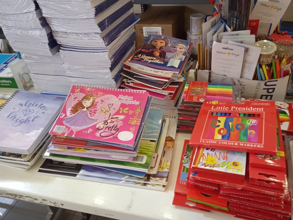 Μεγαλύτερη του αναμενόμενου η ανταπόκριση πολιτών στη συγκέντρωση σχολικών ειδών για οικογένειες με οικονομική δυσχέρεια