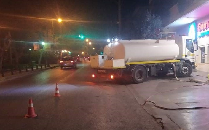 Πλύσιμο-απολύμανση πολυσύχναστων κοινόχρηστων χώρων από συνεργείο του Δήμου Βύρωνα 