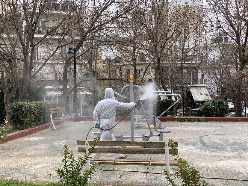 Πλύσιμο-απολύμανση κοινόχρηστων χώρων και πλατειών  από συνεργείο του Δήμου Βύρωνα (Video)