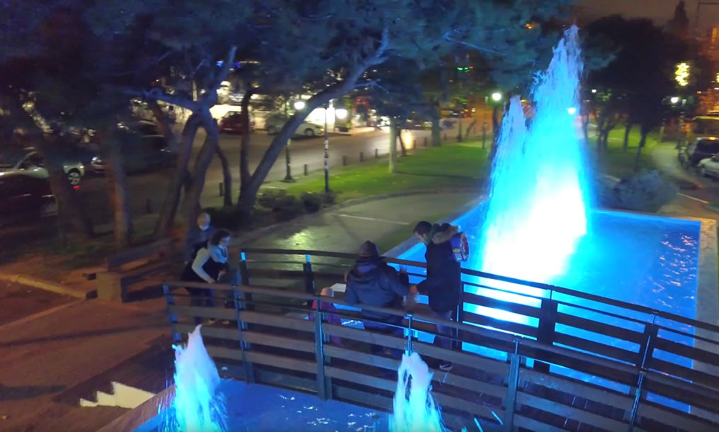 Νέα μορφή και Χριστουγεννιάτικη ατμόσφαιρα στη Λεωφόρο Καρέα και το Πάρκο της Καραολή και Δημητρίου (Video)!