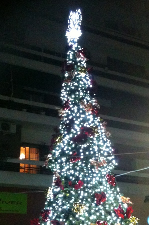 ¶ναψαν τα φώτα του χριστουγεννιάτικου δέντρου στον Βύρωνα