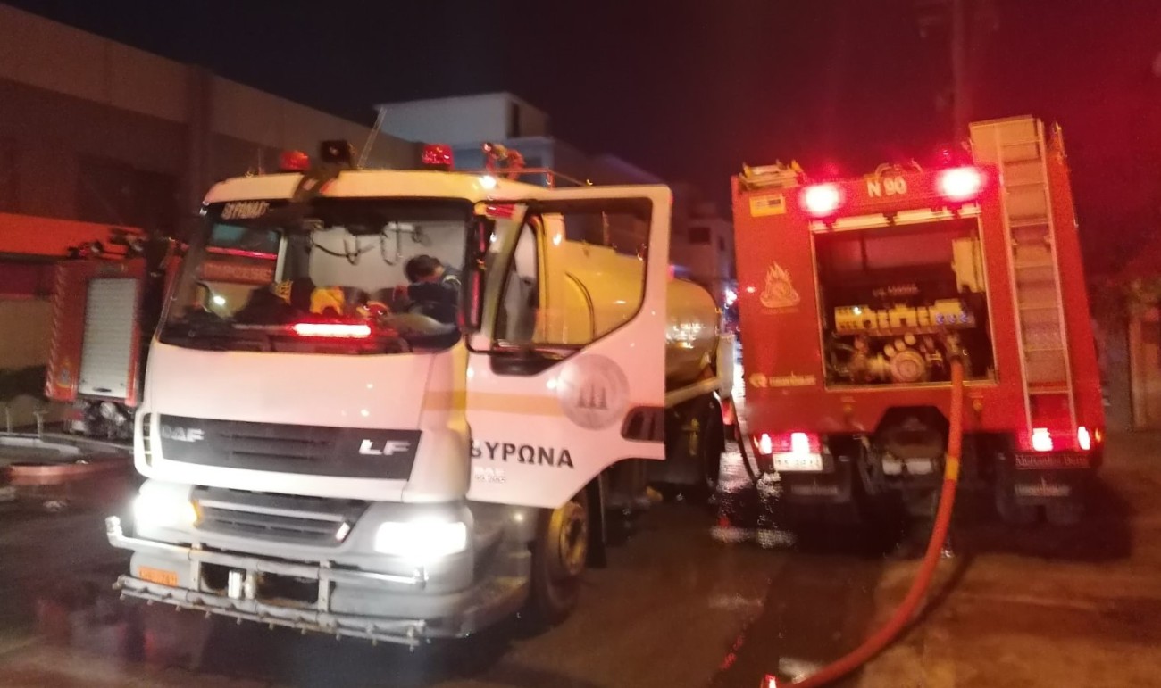 Οι εθελοντές της Πολιτικής Προστασίας σε μεγάλη πυρκαγιά στον Ταύρο την Τρίτη 8 Δεκεμβρίου 