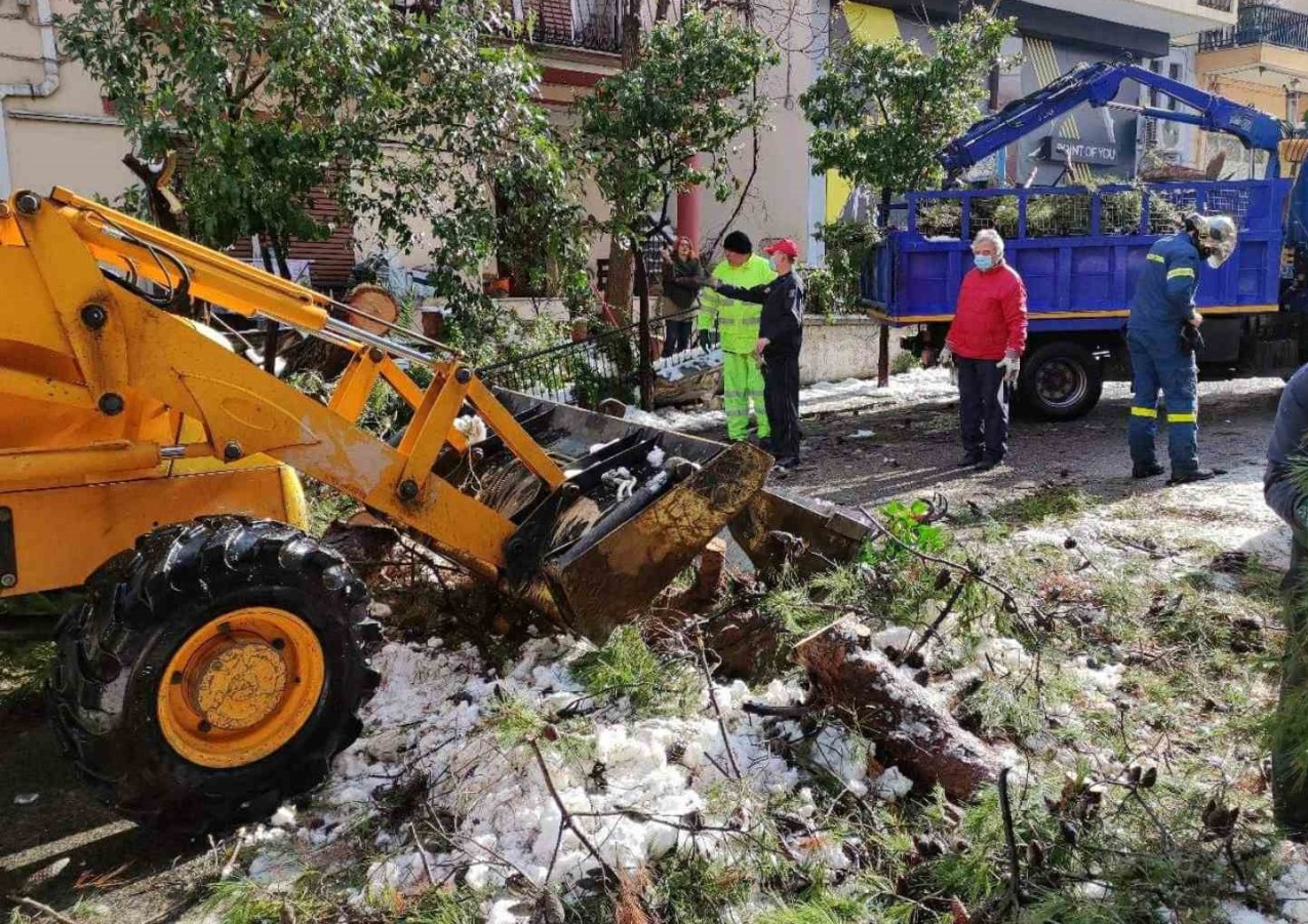 Συνεχίζονται οι εργασίες αποχιονισμού και αποκατάστασης ζημιών από τις χιονοπτώσεις, στο Δήμο Βύρωνα