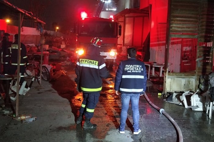 Οι εθελοντές Πολιτικής Προστασίας και οι υδροφόρες του Δήμου Βύρωνα σε φωτιά στον Βοτανικό 