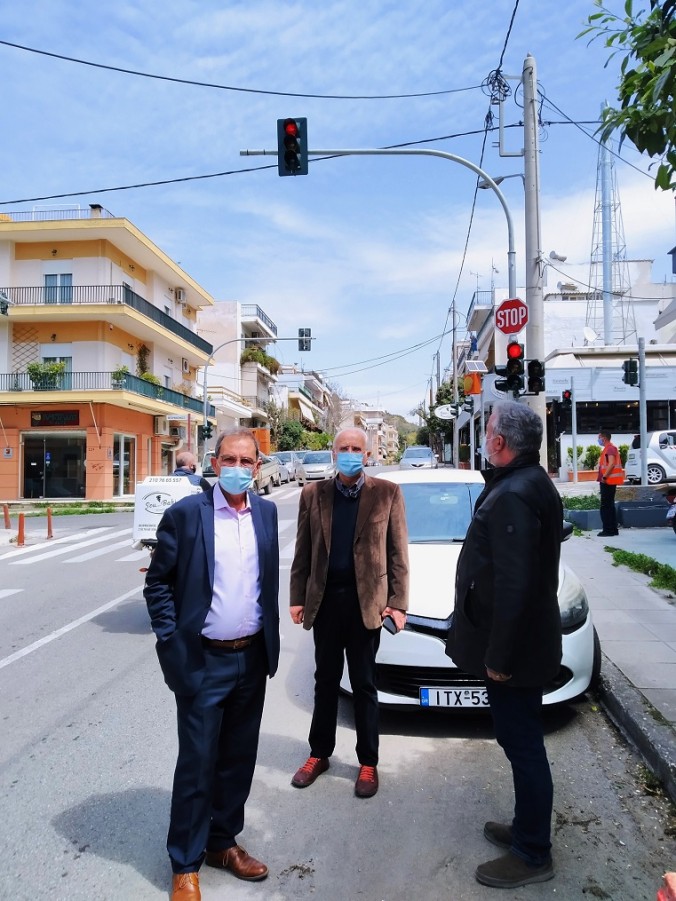 Φωτεινός σηματοδότης στη συμβολή των οδών Φορμίωνος & Τμώλου