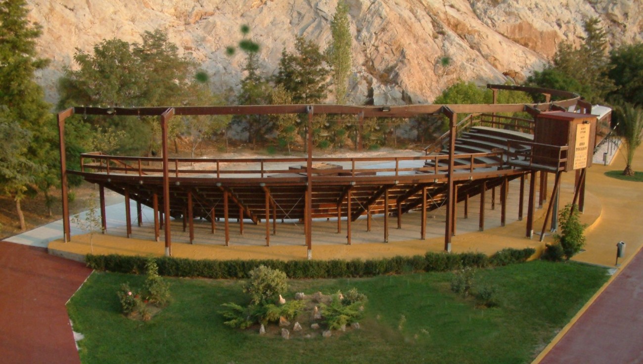 Γρηγόρης Κατωπόδης στον Επικοινωνία 94.0 FM: «Θα δώσουμε μάχη για να μείνει ο χώρος του θεάτρου Βράχων δημόσιος!»