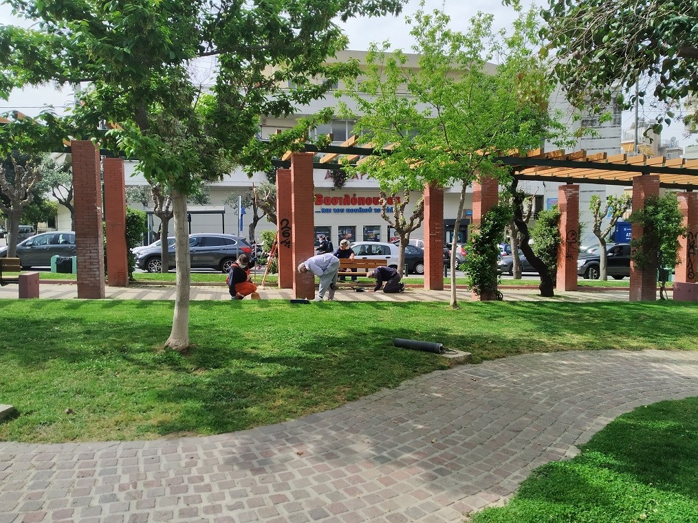 Εργασίες συντήρησης σε πάρκα και πλατείες