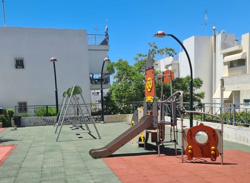 Ανακαινίστηκε πλήρως, πιστοποιήθηκε και επαναλειτουργεί η παιδική χαρά στην οδό Κάλβου  