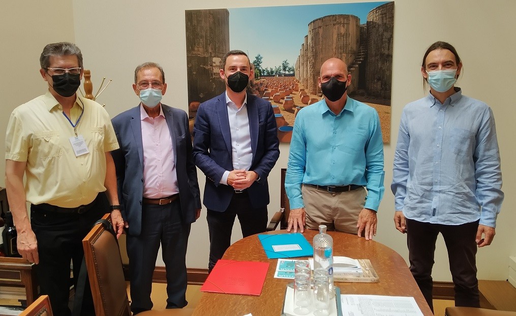 Με τον Γιάνη Βαρουφάκη συναντήθηκαν οι  δήμαρχοι Βύρωνα και Δάφνης-Υμηττού για τα Θέατρα Βράχων