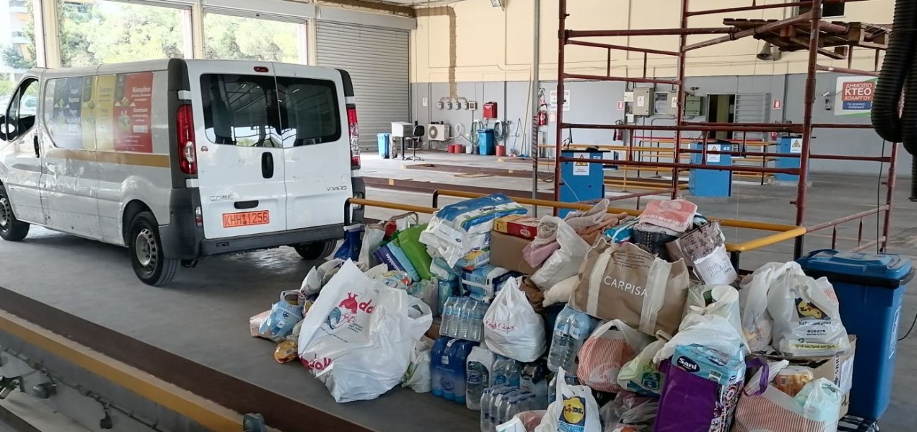 Παραδόθηκαν στην Περιφέρεια Αττικής τρόφιμα και είδη πρώτης ανάγκης που συγκέντρωσε ο Δήμος Βύρωνα για τους πυρόπληκτους