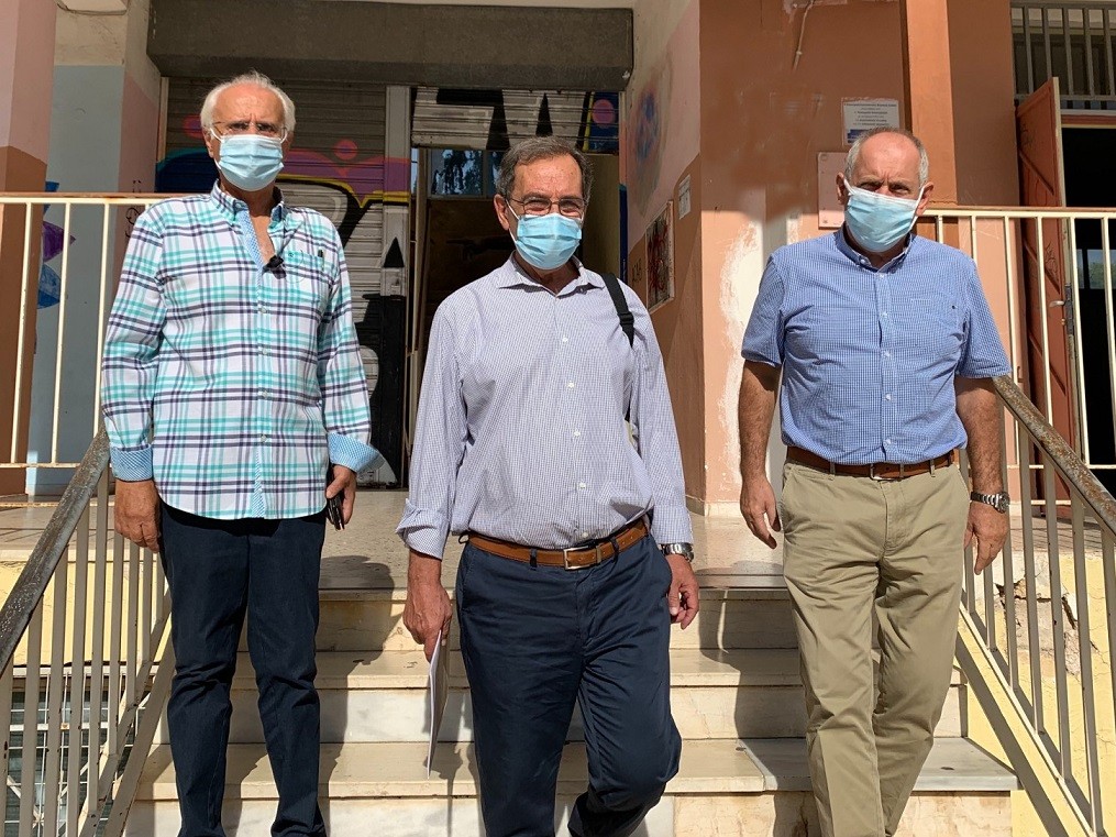 Επίσκεψη Δημάρχου στο 1ο Γυμνάσιο & Λύκειο - Παρέδωσε φυλλάδια της καμπάνιας υπέρ του εμβολιασμού των εφήβων  