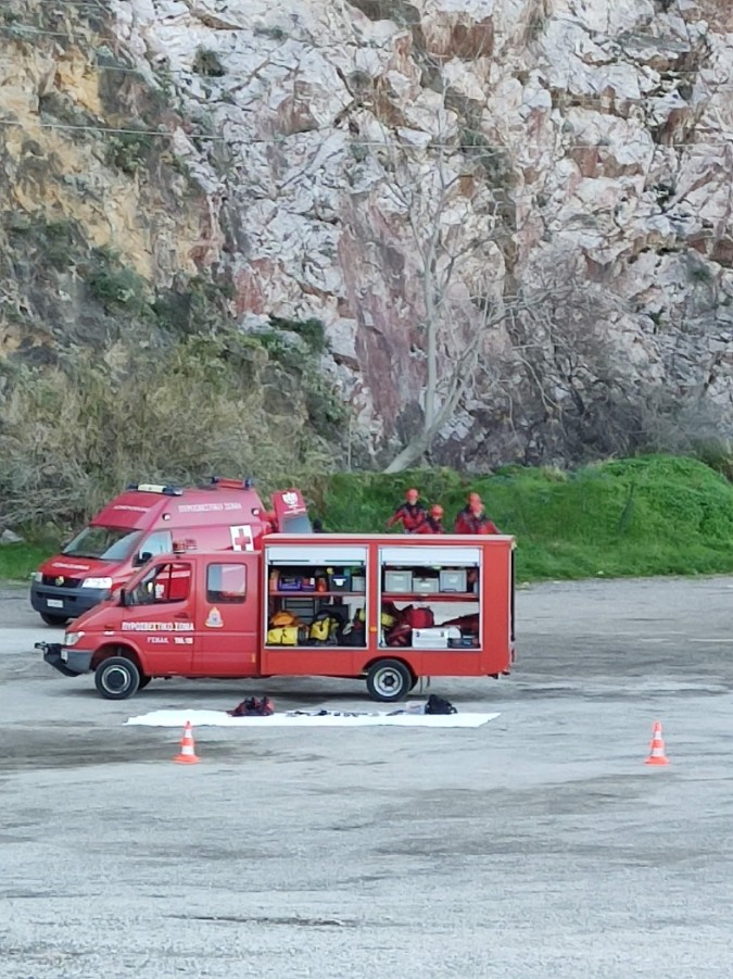 Άσκηση ΗΡΑΚΛΗΣ 2021 στο Δήμο Βύρωνα της 1ης Ε.Μ.Α.Κ του Πυροσβεστικού Σώματος στον εξωτερικό χώρο του Θεάτρου Βράχων