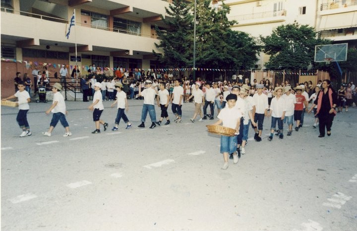 Με το κύμα με τ'αγέρι ήρθε πάλι καλοκαίρι