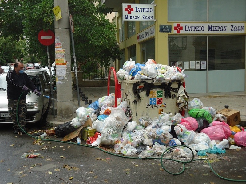 Ψεκασμοί απορριμμάτων στον Βύρωνα για τη διαφύλαξη της δημόσιας υγείας - Συνεχίζονται οι κινητοποιήσεις της ΠΟΕ - ΟΤΑ