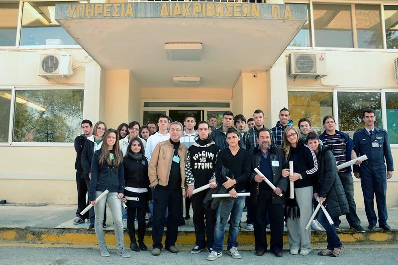 Τα παιδιά του Βύρωνα «αγγίζουν» την τεχνογνωσία της Πολεμικής Αεροπορίας – Στην ΥΠΗΔ και ο Δήμαρχος Βύρωνα Νίκος Χαρδαλιάς