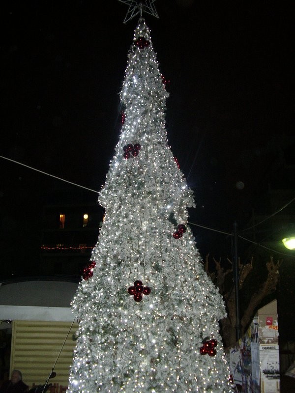 ¶ναψαν τα φώτα του χριστουγεννιάτικου δέντρου στον Βύρωνα