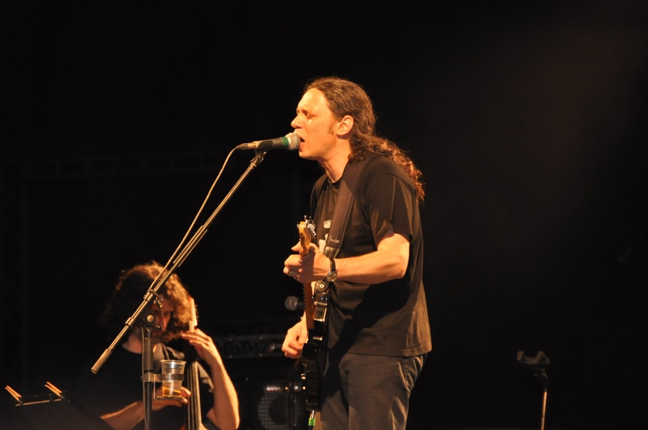 O Αλκίνοος Ιωαννίδης «στη Σκιά των Βράχων»