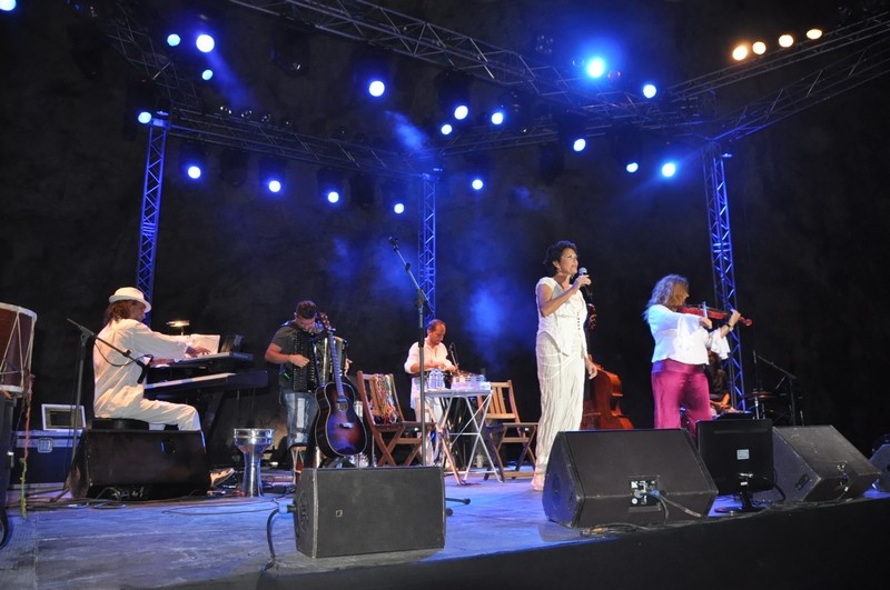 «Μπαχάρι, κανέλα και γιορτή» στο Θέατρο Βράχων «Μελίνα Μερκούρη»