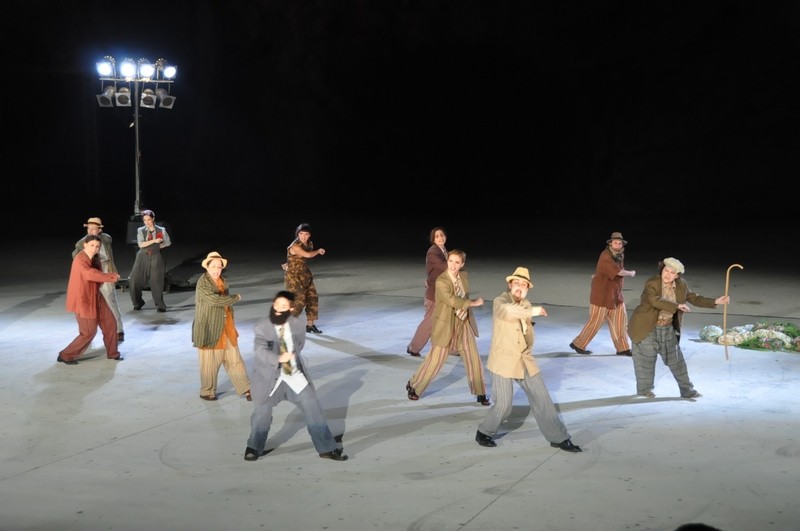 Ενθουσίασαν το κοινό οι «Εκκλησιάζουσες» του Αριστοφάνη στο Θέατρο Βράχων