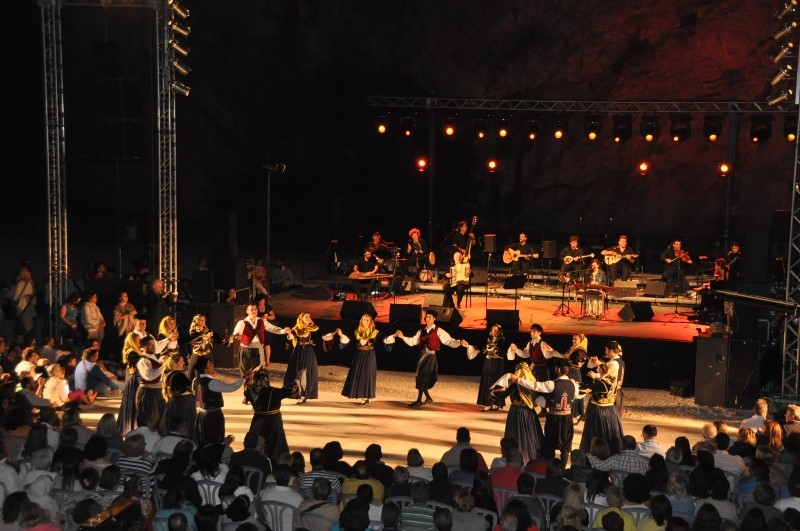 «Σμυρνέικο Μινόρε» στη σκιά των Βράχων 