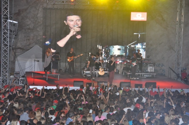 Ξεσήκωσε το κοινό στο Θέατρο Βράχων ο Μιχάλης Χατζηγιάννης 