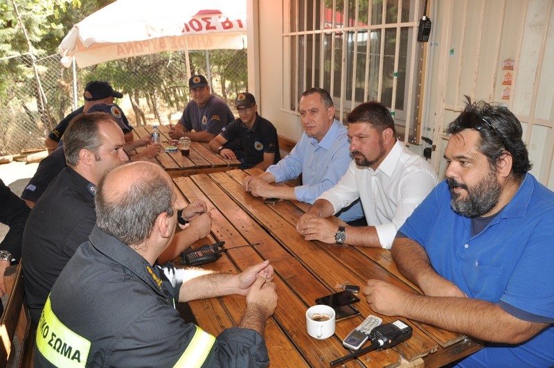 Στο πλευρό των εθελοντών δασοπροστασίας ο Υπουργός Εσωτερικών Γιάννης Μιχελάκης - Επισκέφθηκε το Πυροφυλάκειο Βύρωνα