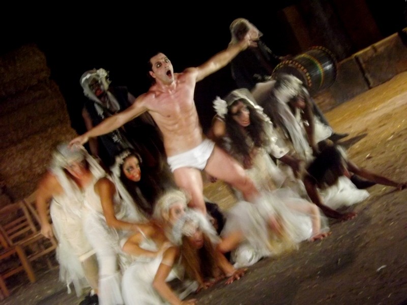 «Στη σκιά των Βράχων» βρέθηκαν οι «Βάκχες» του Ευριπίδη