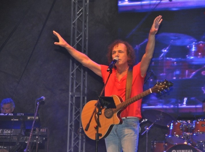 Ξεσήκωσε τους Βράχους ο αιώνιος έφηβος Βασίλης Παπακωνσταντίνου