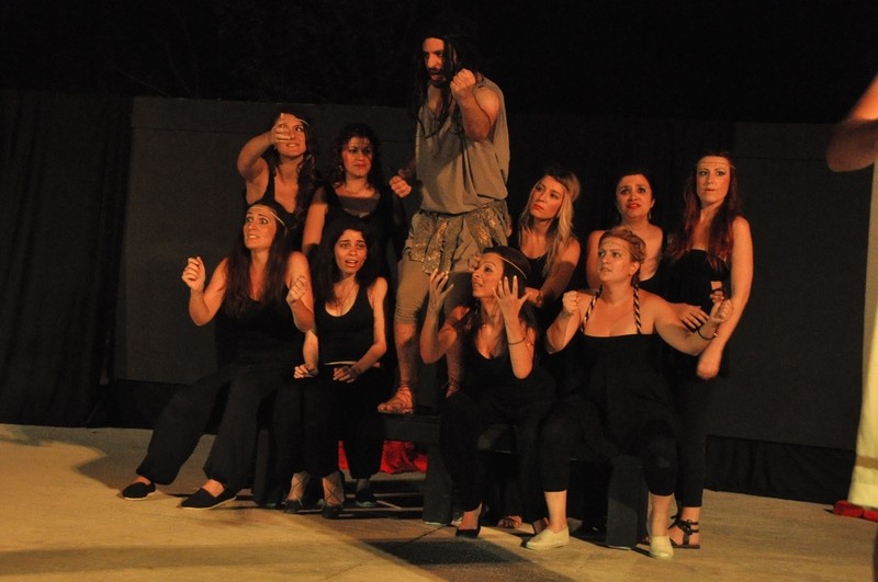 To Θεατρικό Εργαστήρι του Δήμου Βύρωνα «ανέβασε» την Ιφιγένεια στο Θέατρο Βράχων