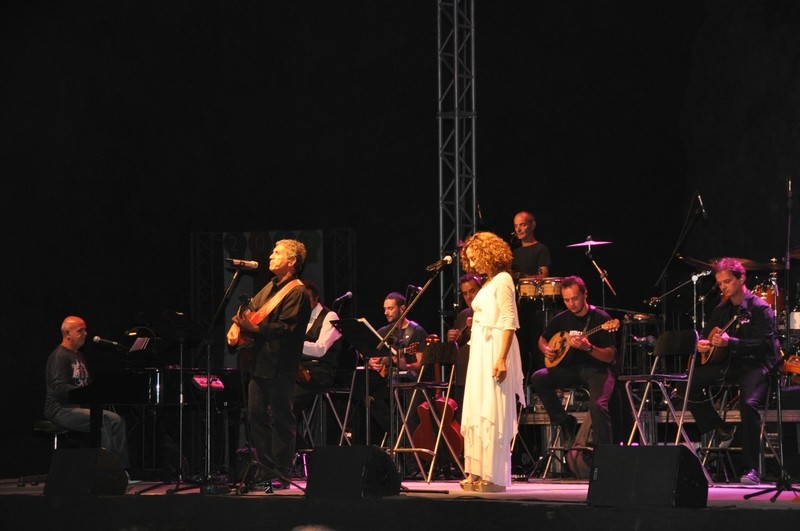 Αφιέρωμα στον Απόστολο Καλδάρα από τον Γιώργο Νταλάρα και τη Γλυκερία στο Θέατρο Βράχων