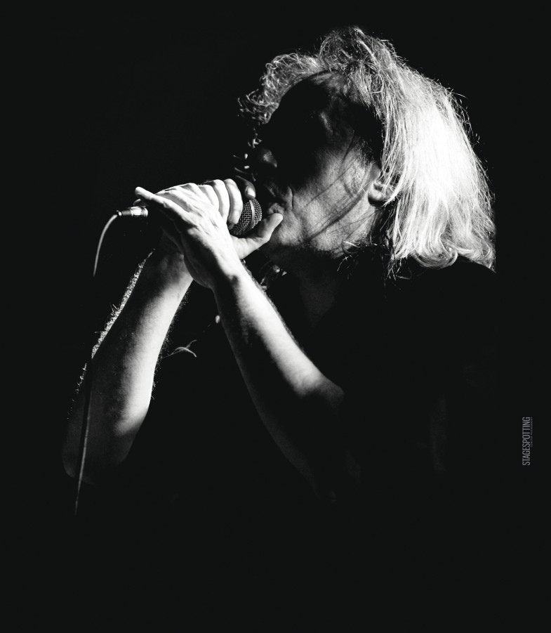 Ο Γιάννης Αγγελάκας στο Θέατρο Βράχων