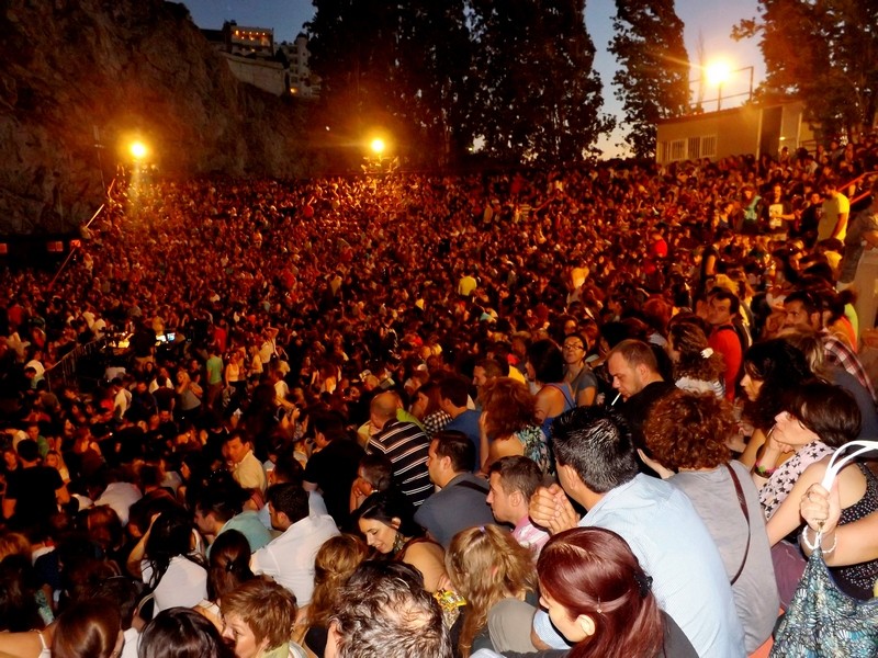 «Αυλαία» για το Φεστιβάλ «Στη σκιά των Βράχων»