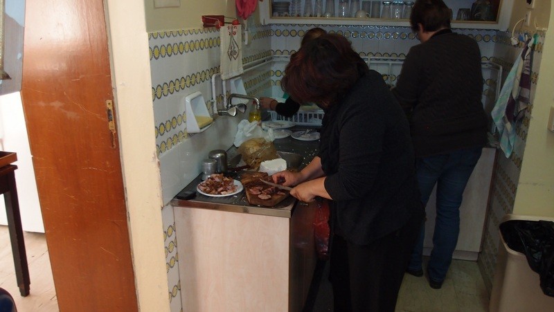 Μαγείρεψαν σπιτικό φαγητό για τους άπορους στον Βύρωνα! <BR>Κοινωνική αρωγή υπέρ των αδύναμων πολιτών από τον Δήμο Βύρωνα