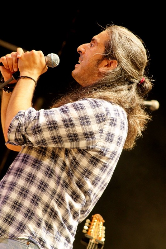 Ο Γιάννης Χαρούλης «Στη σκιά των Βράχων»