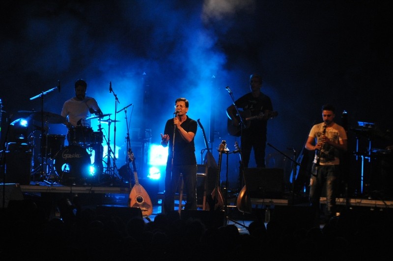 Ο Θανάσης Παπακωνσταντίνου στο Θέατρο Βράχων