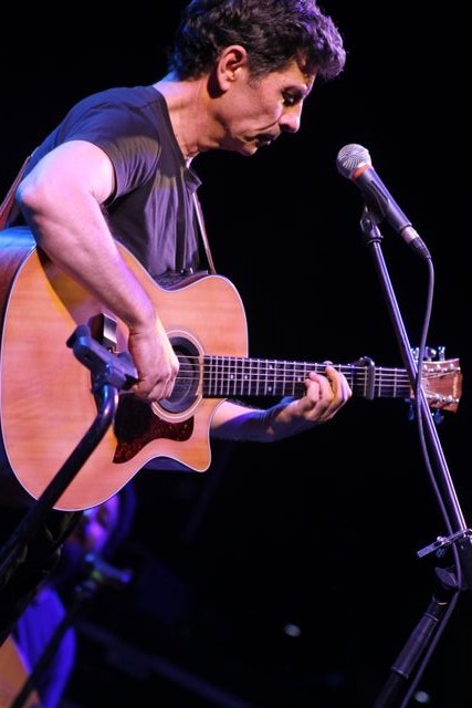 Ο Σωκράτης Μάλαμας «Στη σκιά των Βράχων»