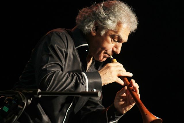 Μουσικό ταξίδι «Στη Σκιά των Βράχων» από τον Ομάρ Φαρούκ Τεκμπιλέκ 