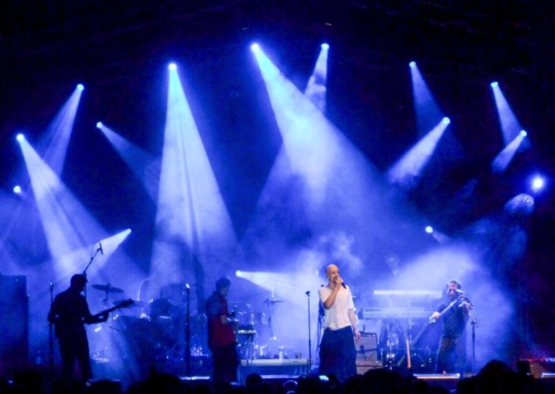 Θέατρο Βράχων: το κοινό υποκλίθηκε στους James και οι James στο κοινό τους