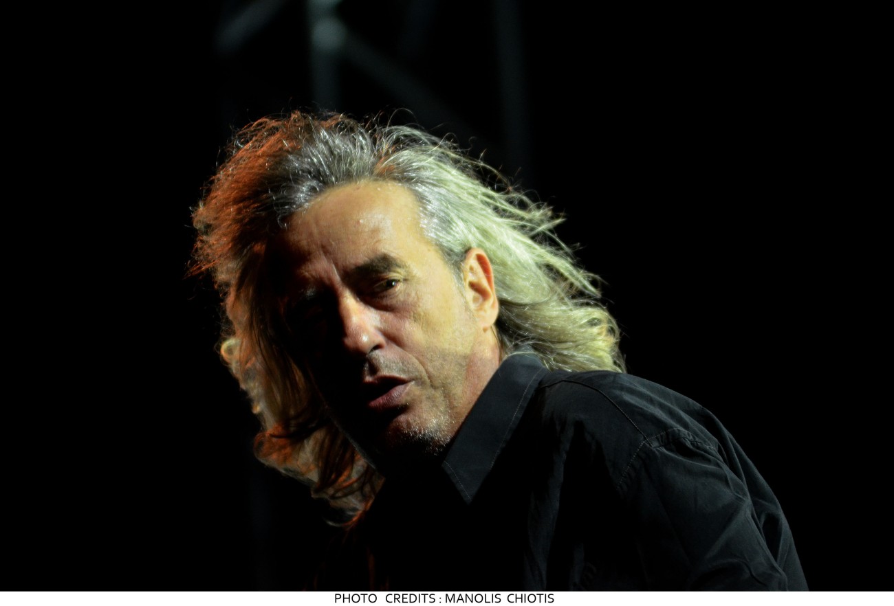 Ο Γιάννης Αγγελάκας «στην σκιά των βράχων»