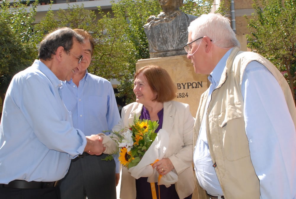 Επίσκεψη της βραβευμένης με Νόμπελ Ειρήνης, κα Μέιριντ Μαγκουάιρ, στην πόλη μας και στο μνημείο του Λόρδου Μπάιρον στην πλατεία Αγ. Λαζάρου.