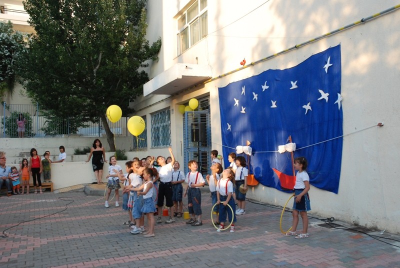 Ο Δήμαρχος Βύρωνα μαζί με τους μαθητές αποχαιρετά τη σχολική χρονιά