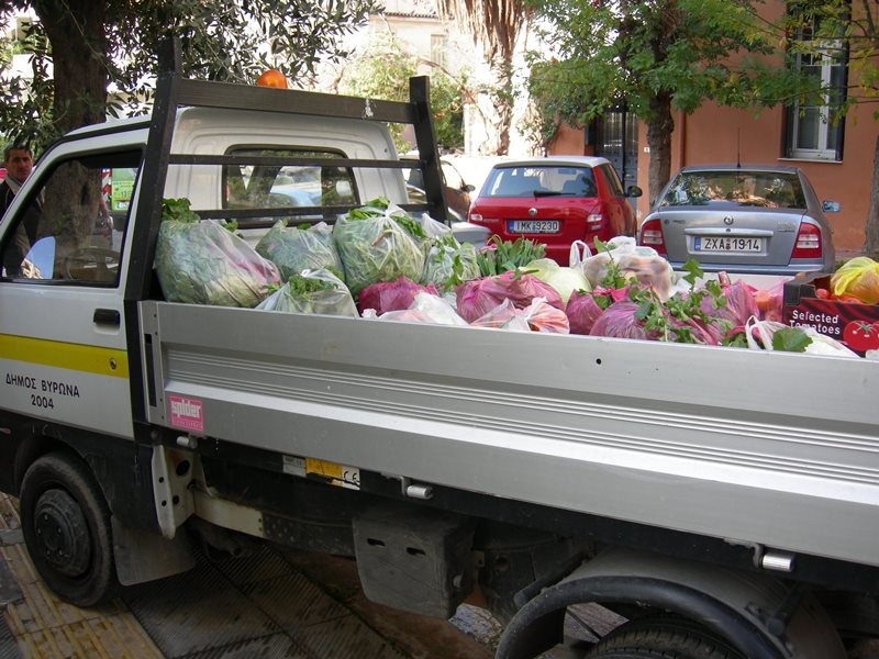 Προσφορά προϊόντων από τη Δ' Λαϊκή Αγορά στις δομές αλληλεγγύης της πόλης, υπό την αιγίδα του Δήμου.