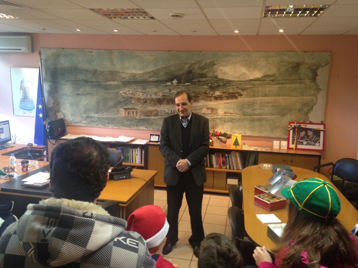 Εορταστική ατμόσφαιρα στο Δημαρχείο την παραμονή των Χριστουγέννων