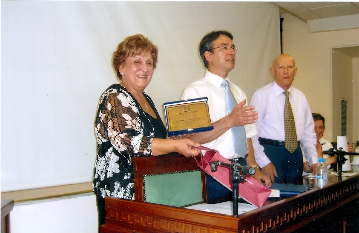 Τιμητική πλακέτα στη Βιβλιοθήκη Βύρωνα από τον ιστορικό Σύλλογο των Ολυμπίων